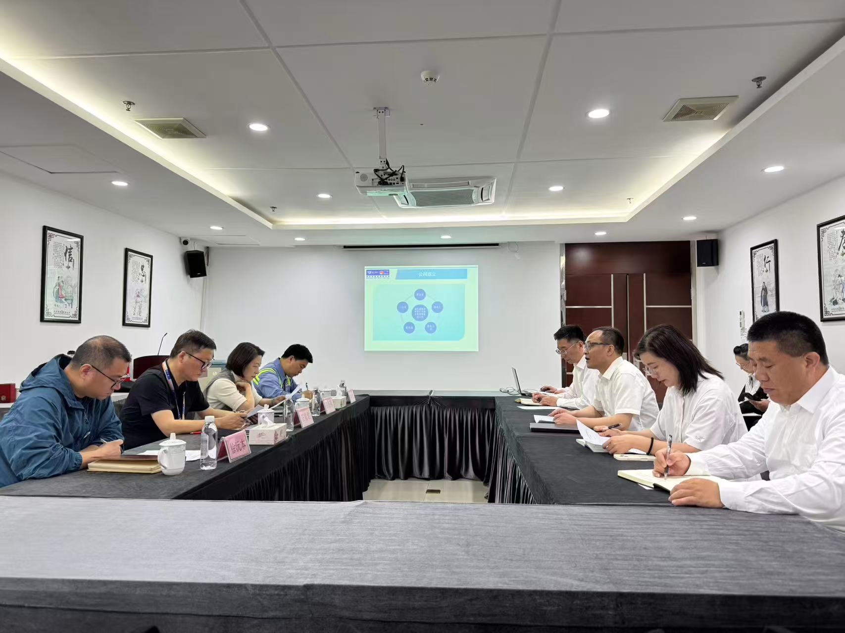 庄雷君赴物管公司开展调研