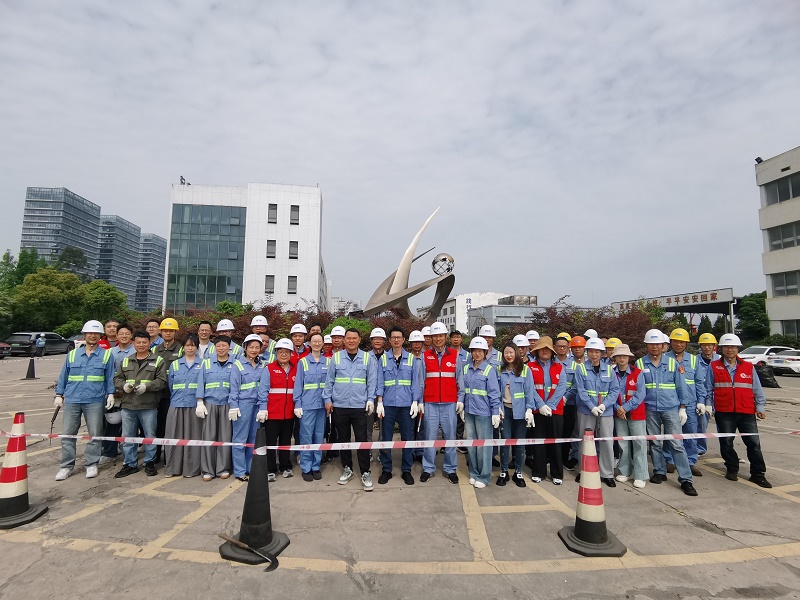 除草护绿降本钱 拾金不昧显继续——龙湾公司开展除草活动迎接劳动节